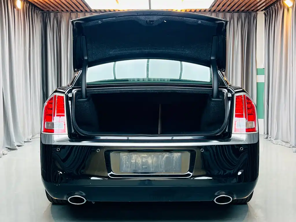 Chrysler 300C 2013 — фото 18