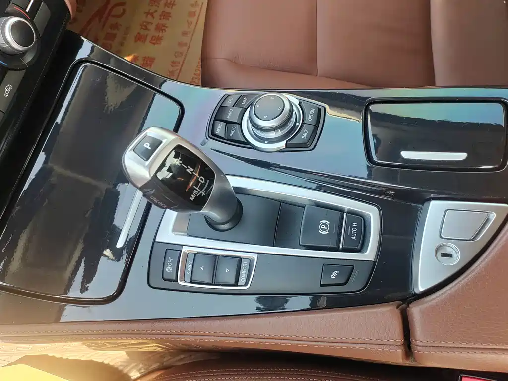 BMW 5 Series 2017 — фото 10