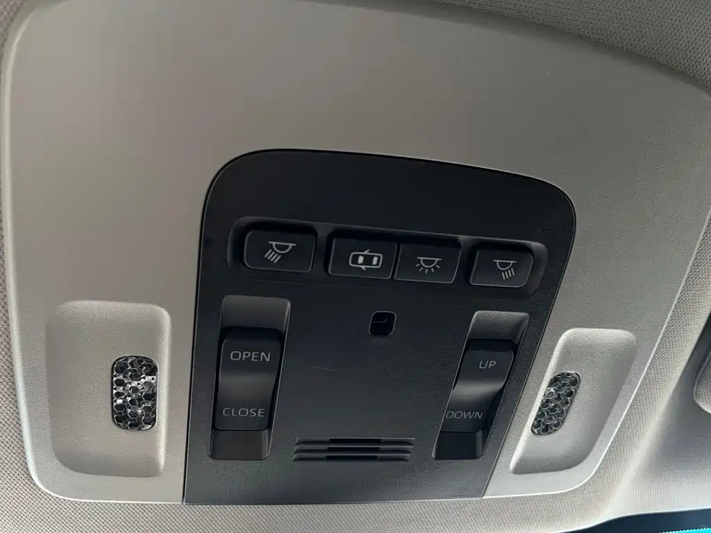 Toyota Camry 2018 — фото 19