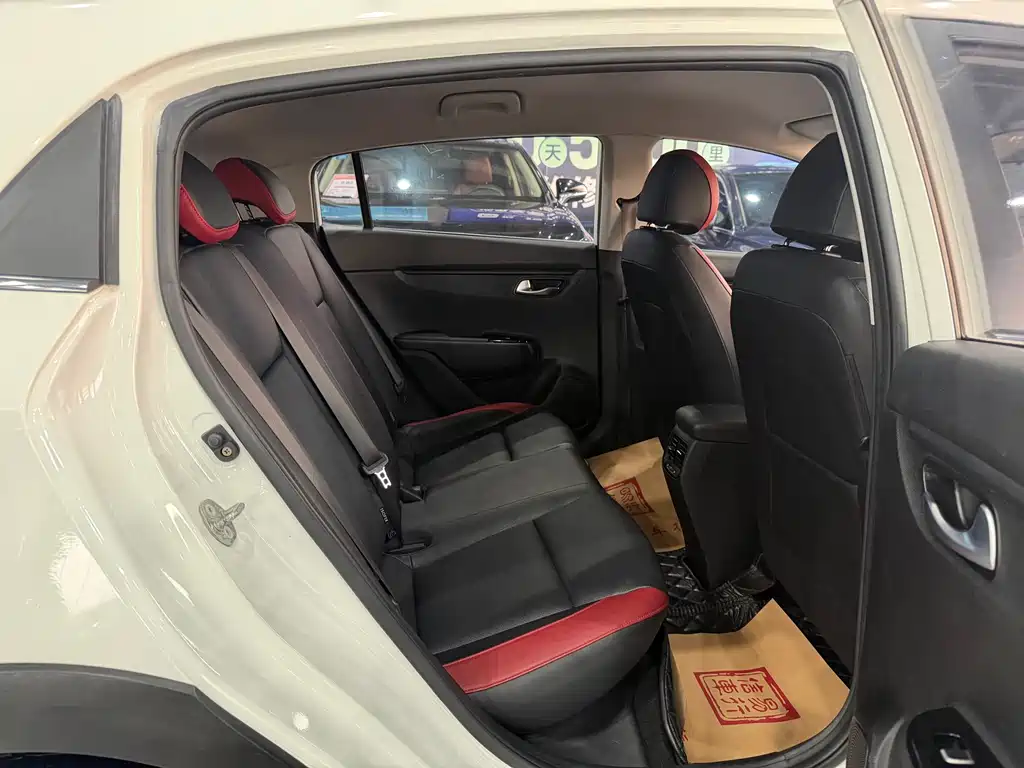 Kia KX Cross 2018 — фото 10