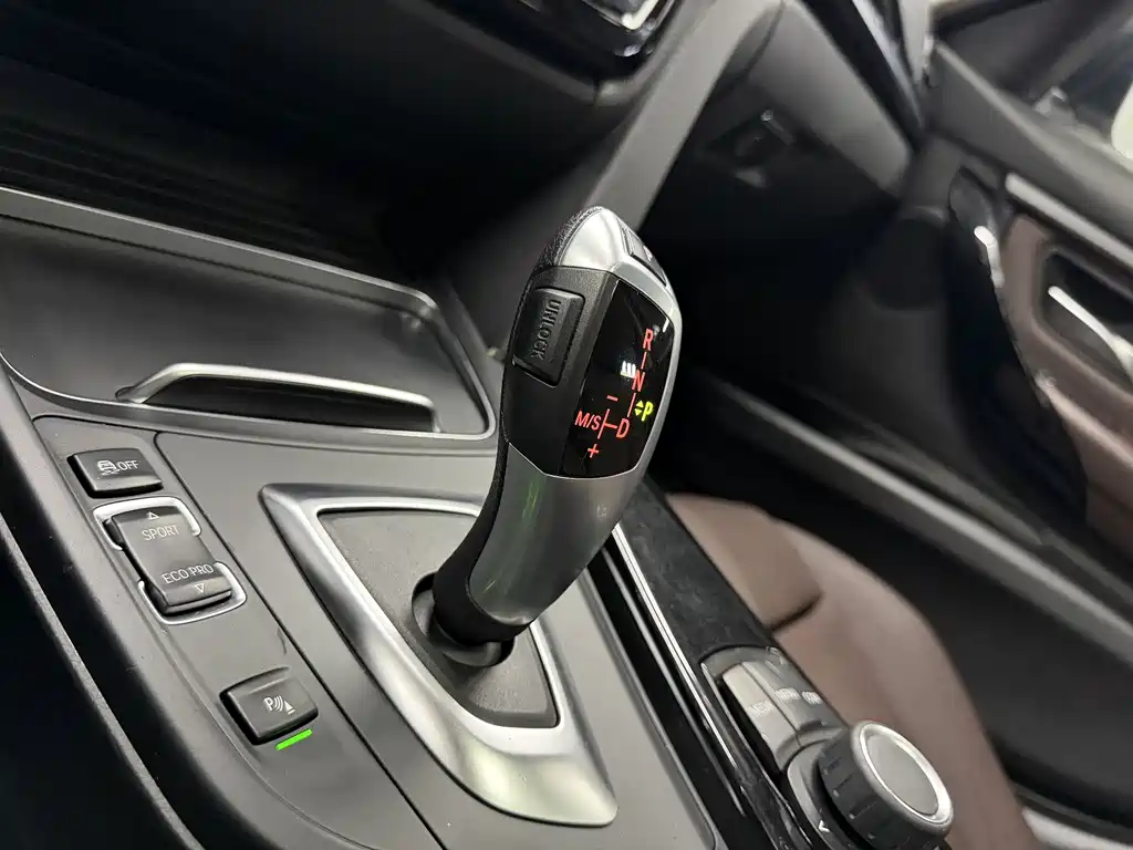 BMW 3 Series 2018 — фото 16