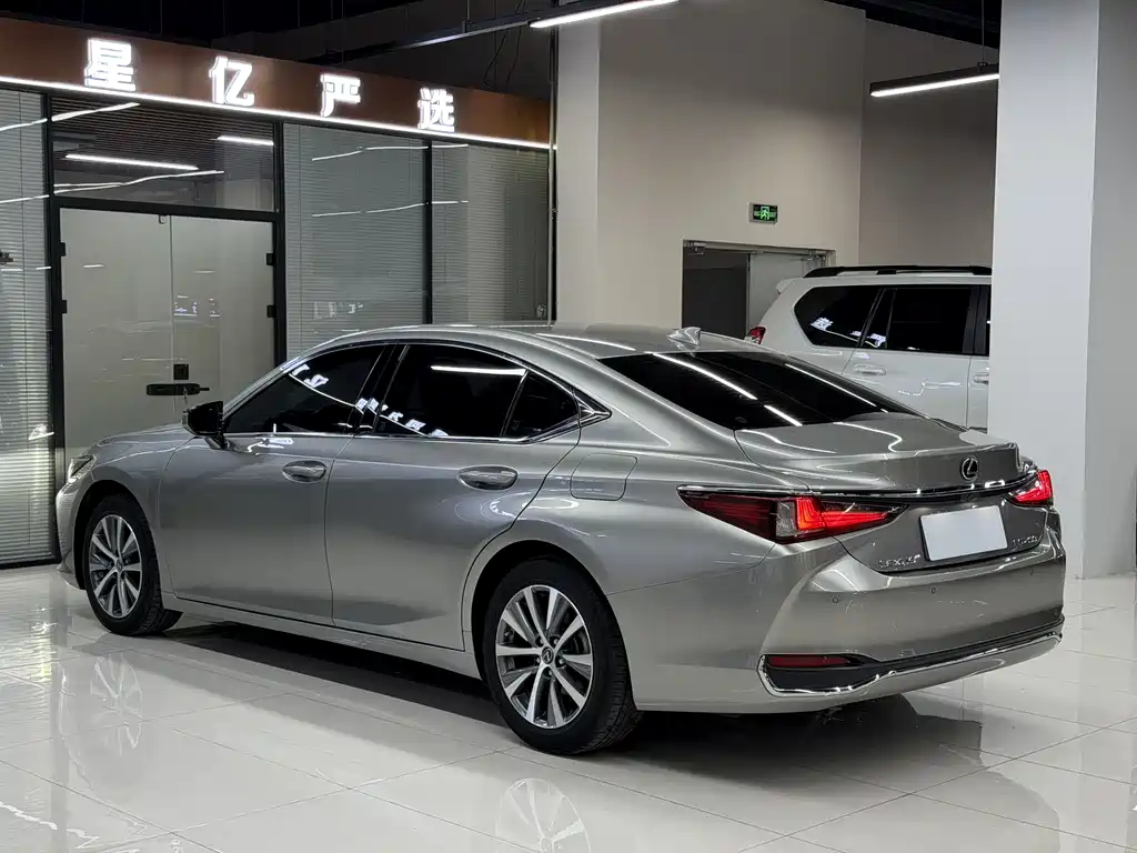 Lexus ES 2020 — фото 20