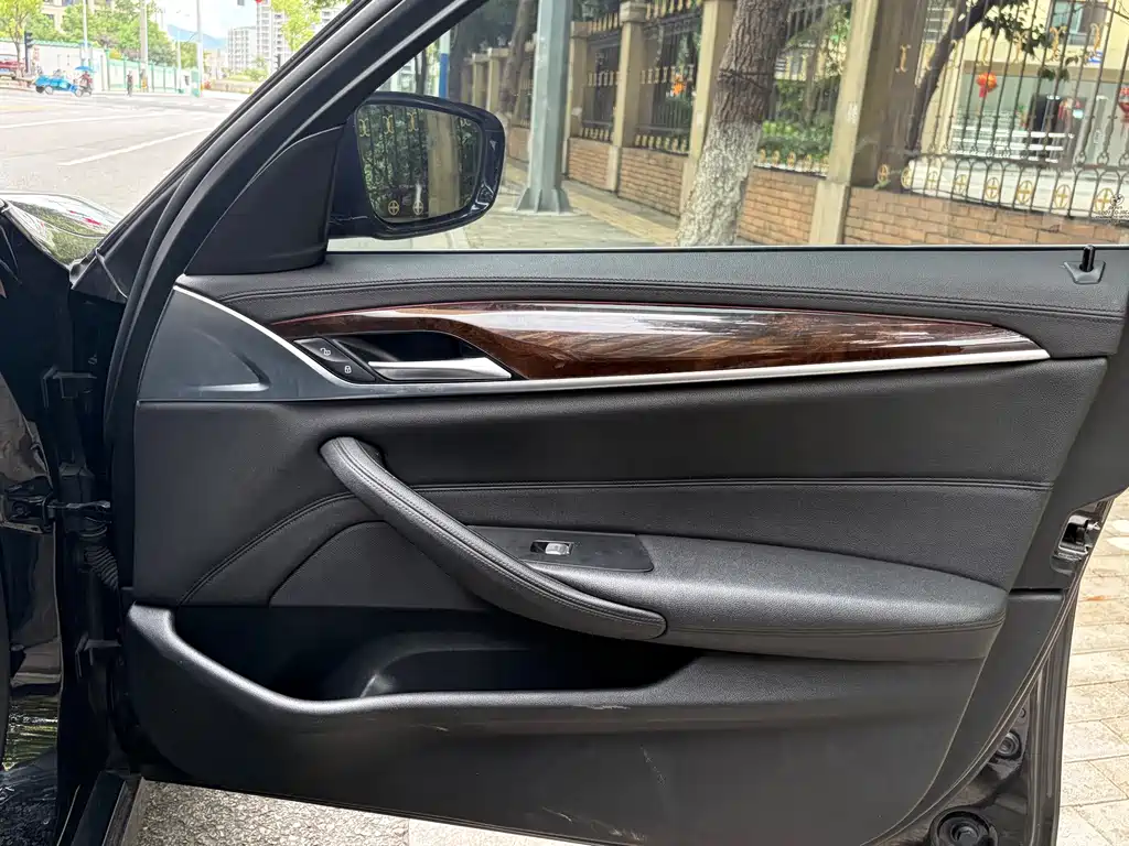 BMW 5 Series 2018 — фото 11