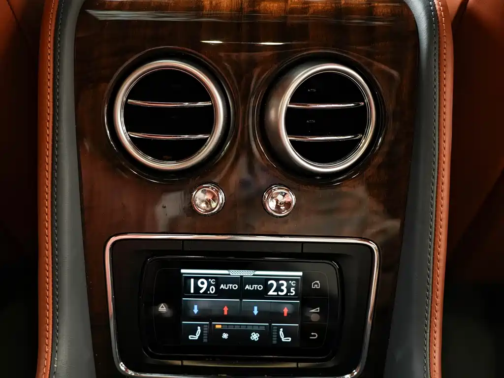 Bentley Flying Spur 2018 — фото 19