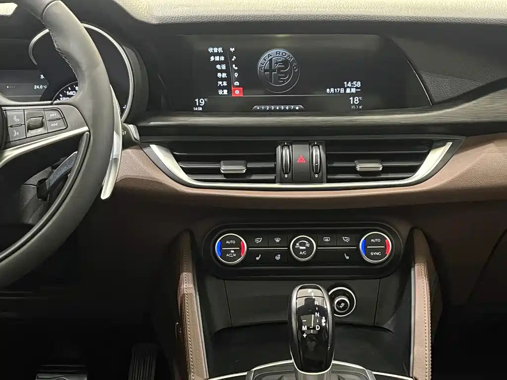 Alfa Romeo Stelvio 2018 — фото 13