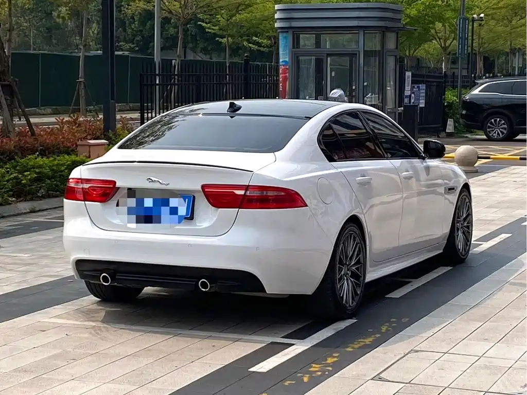 Jaguar XE 2019 — фото 9