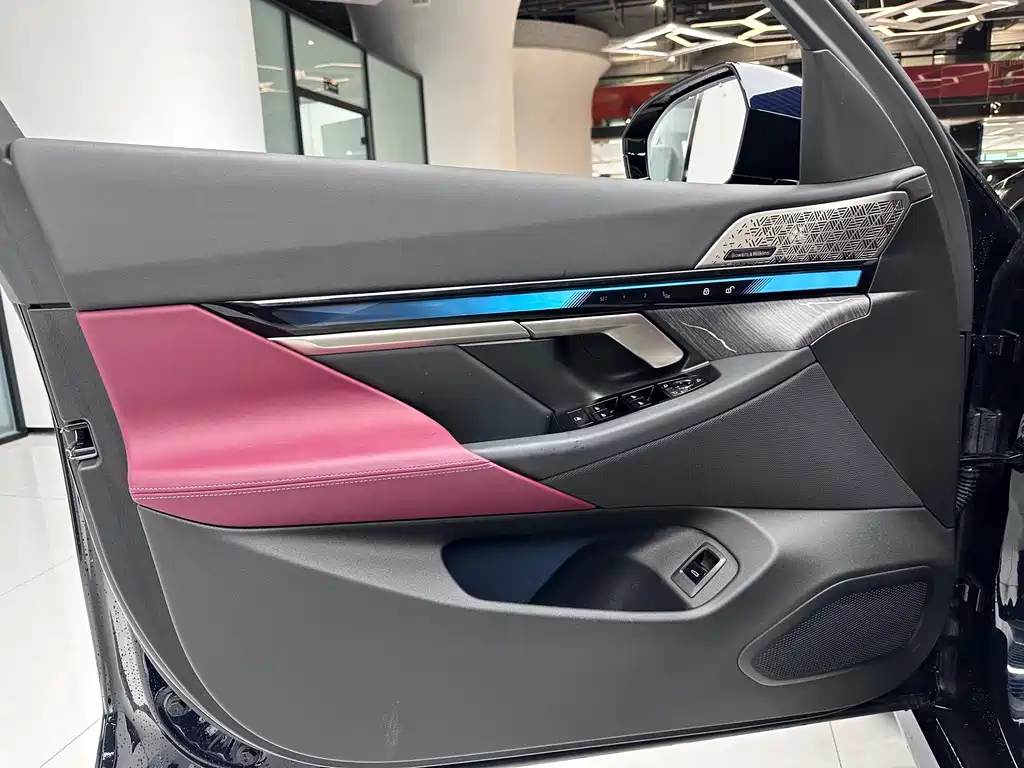 BMW 5 Series 2025 — фото 13