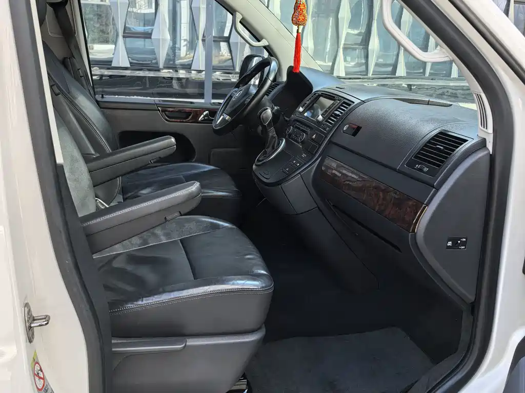 Volkswagen Multivan 2017 — фото 12