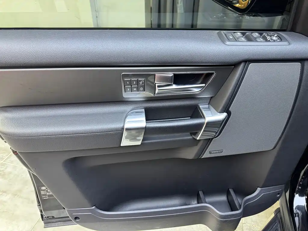 Land Rover Discovery 2016 — фото 19