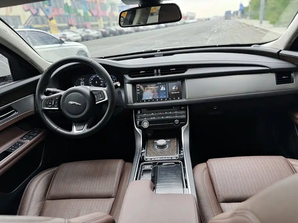 Jaguar XFL 2018 — фото 13