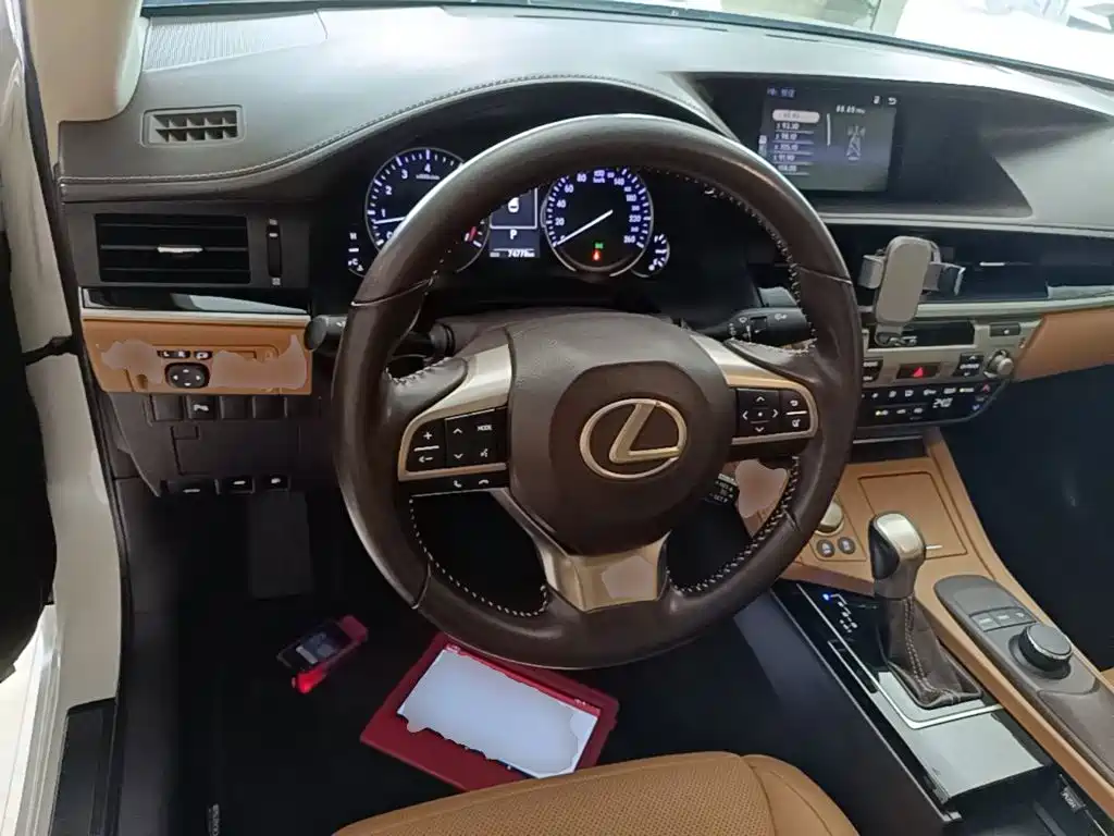 Lexus ES 2017 — фото 11