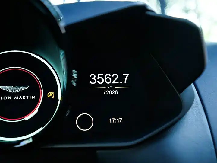 Aston Martin V8 Vantage 2021 — фото 14