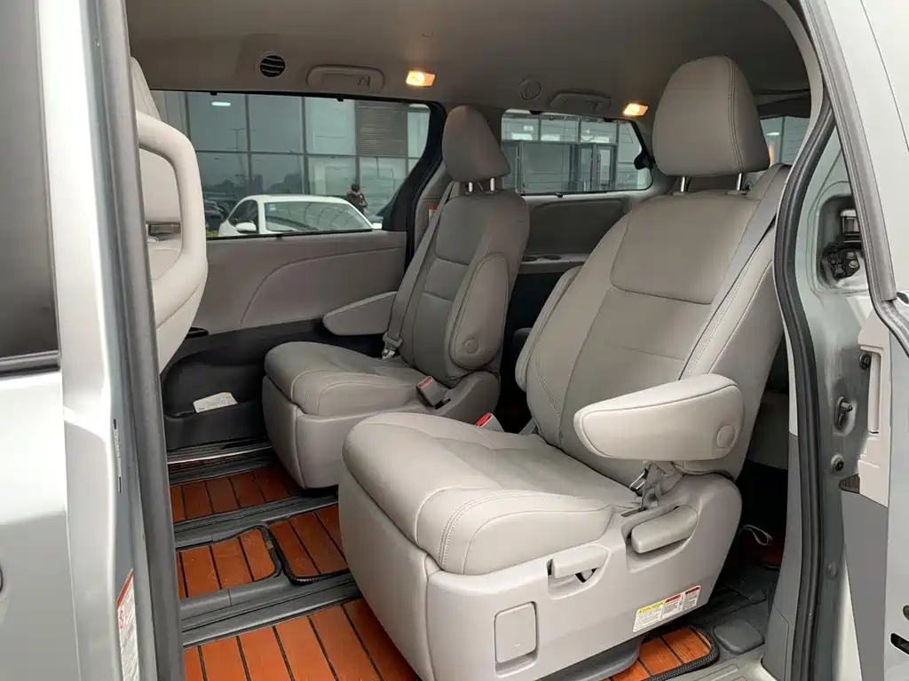 Toyota Sienna 2020 — фото 12