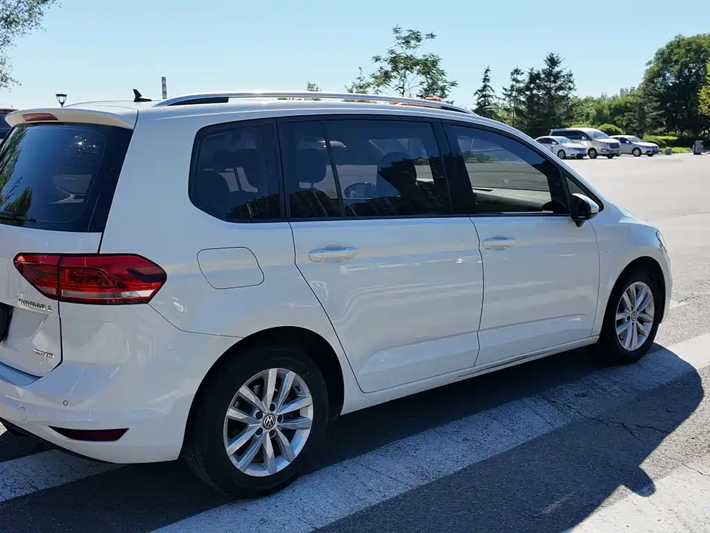 Volkswagen Touran 2019 — фото 10