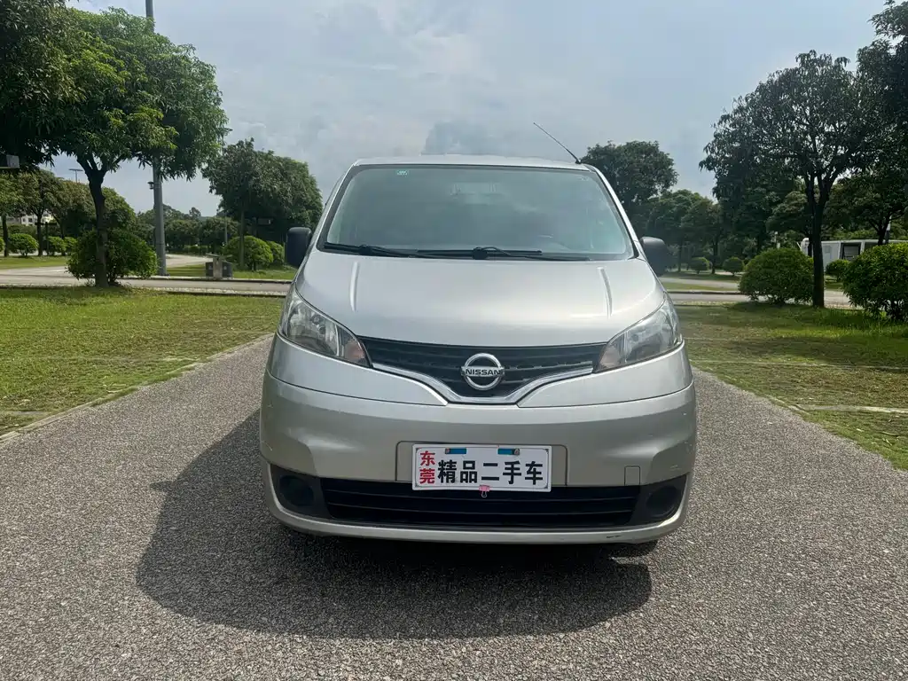 Nissan NV200 2011
