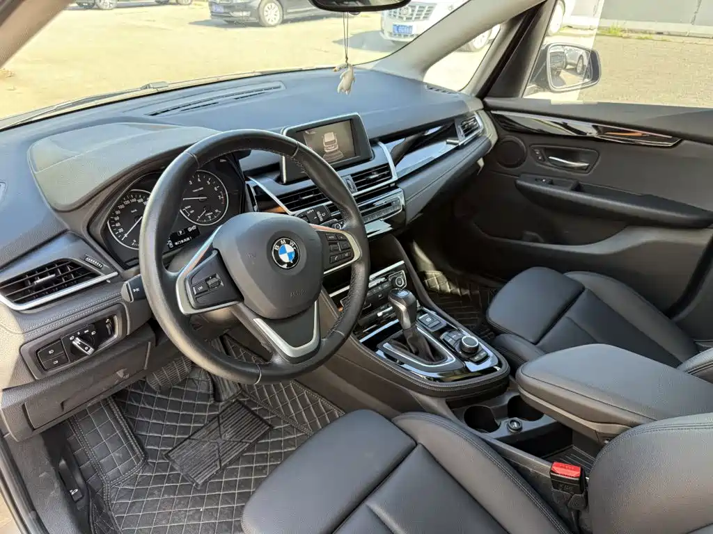 BMW 2 Series Station Wagon 2017 — фото 24