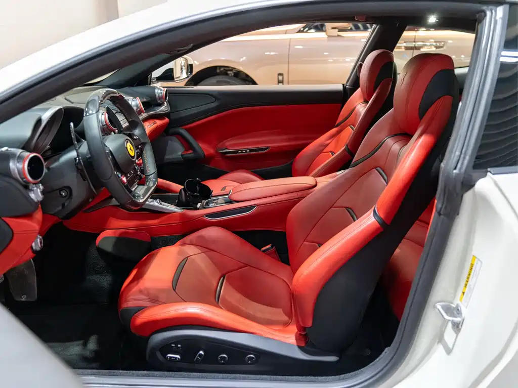 Ferrari GTC4Lusso 2018 — фото 15