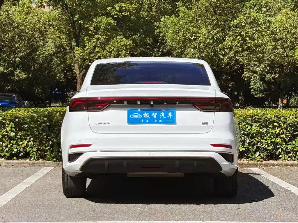 Geely Emgrand 2022
