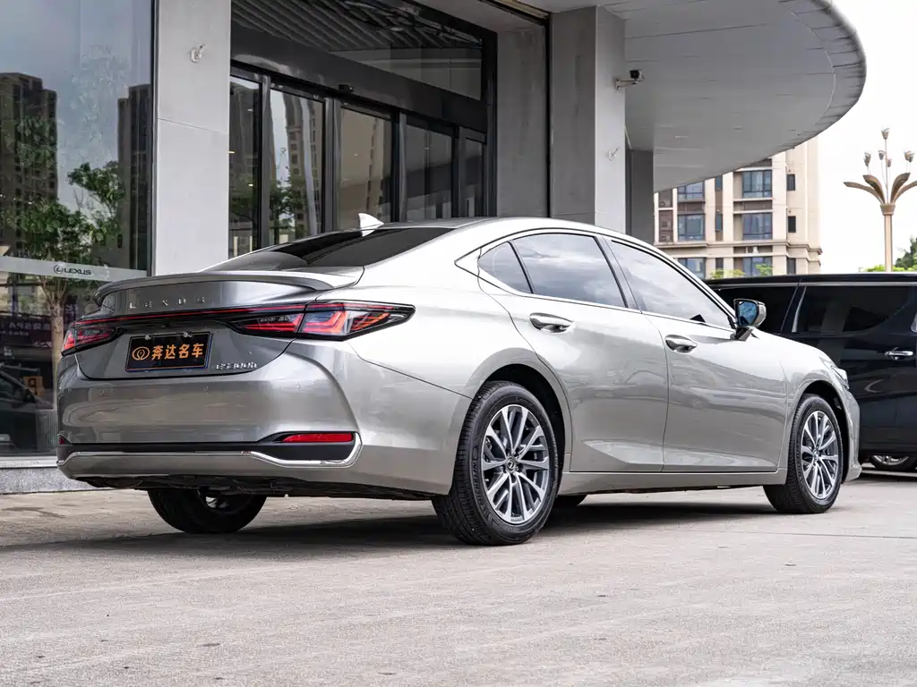 Lexus ES 2025