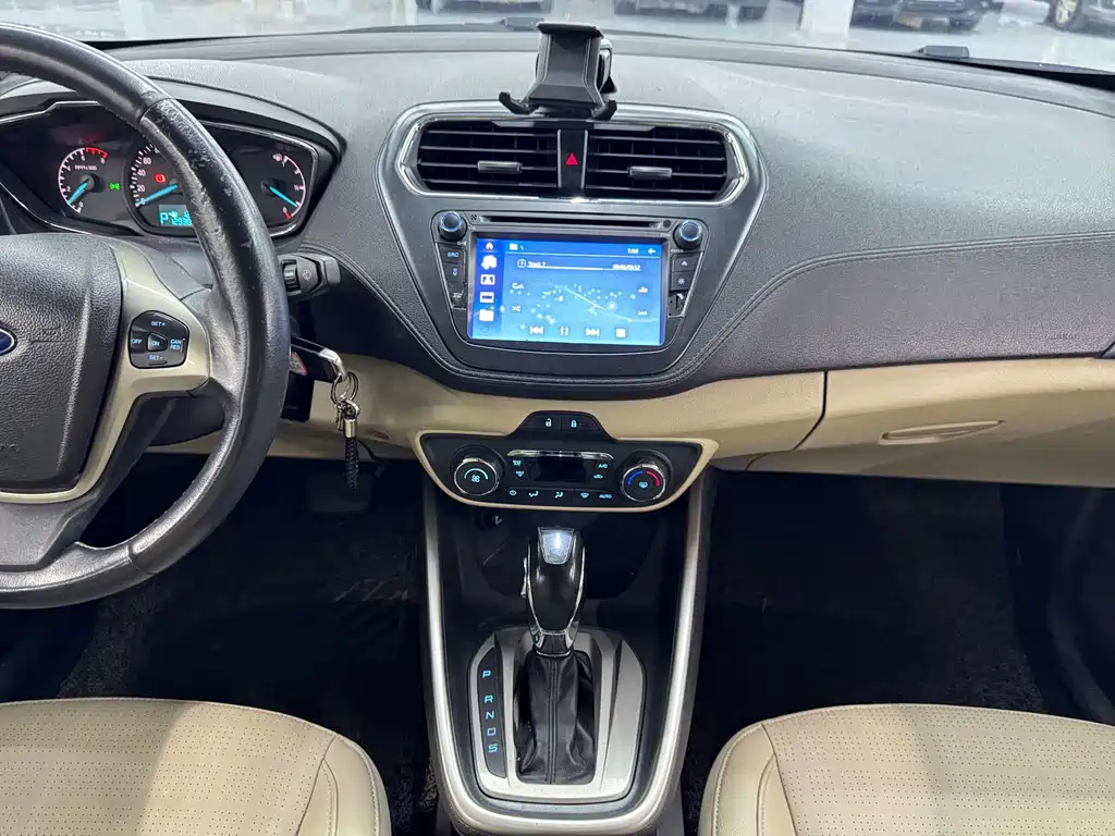 Ford Escort 2015 — фото 10