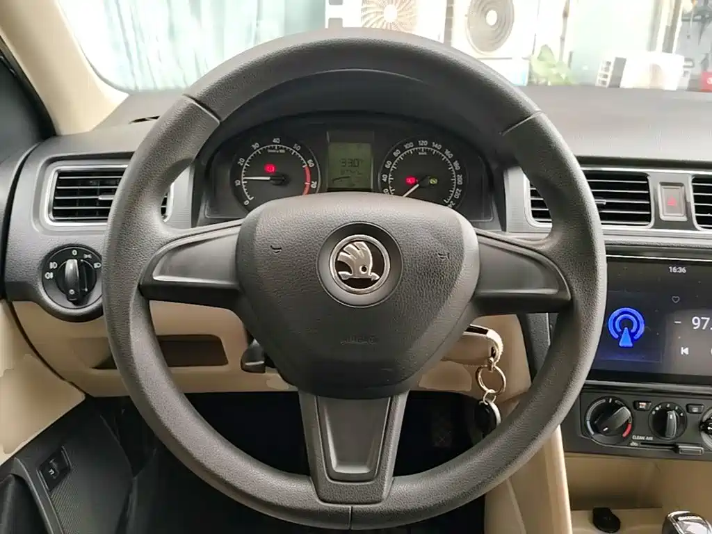 Skoda Rapid 2015 — фото 11
