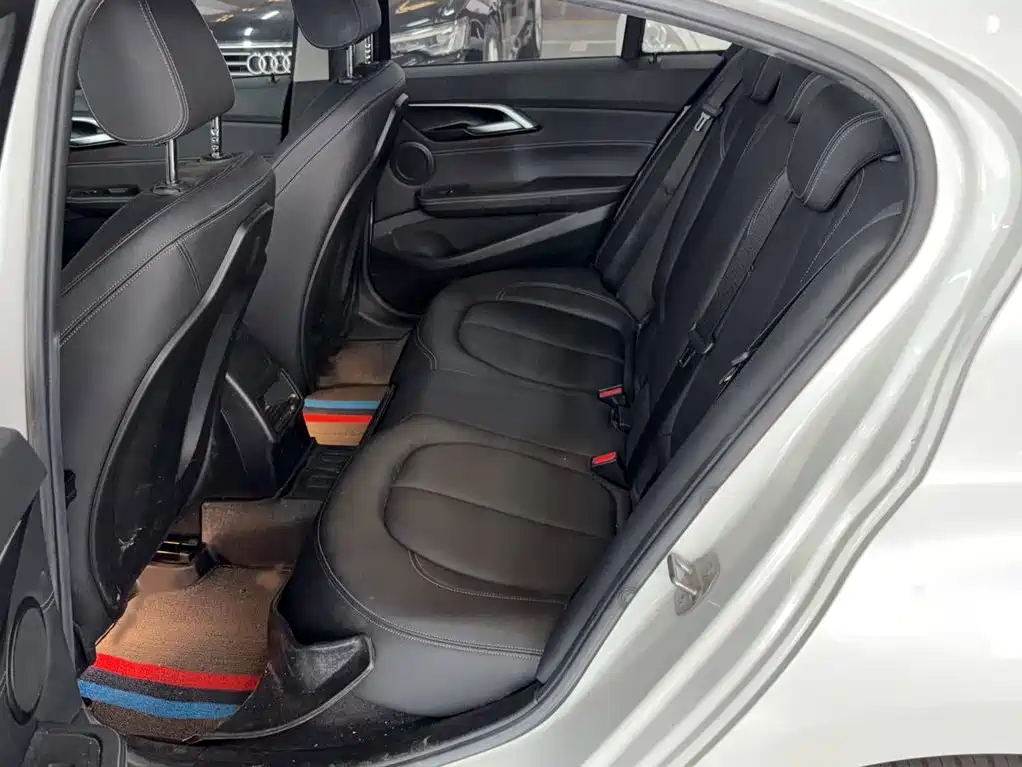 BMW 1 Series 2019 — фото 14