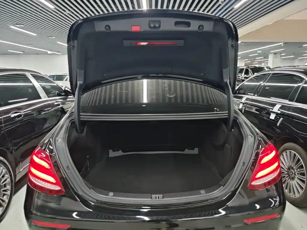 Mercedes-Benz E-Class 2020 — фото 19