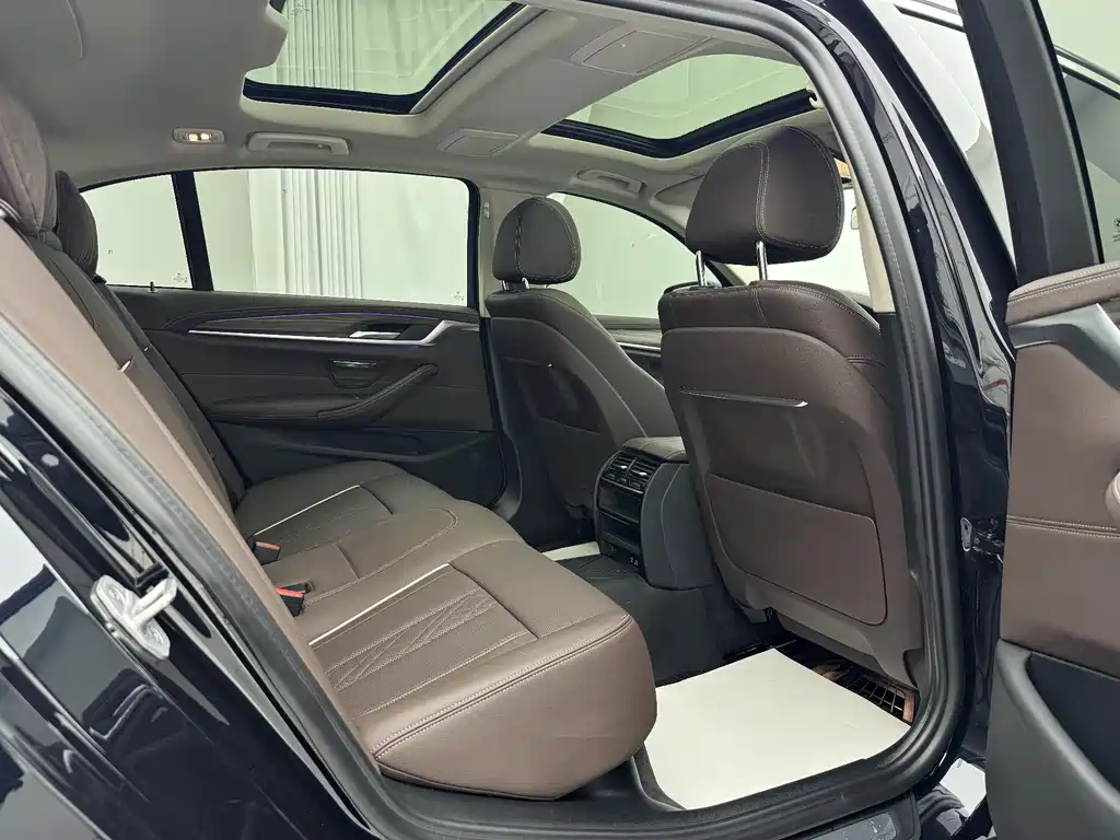 BMW 5 Series 2021 — фото 13