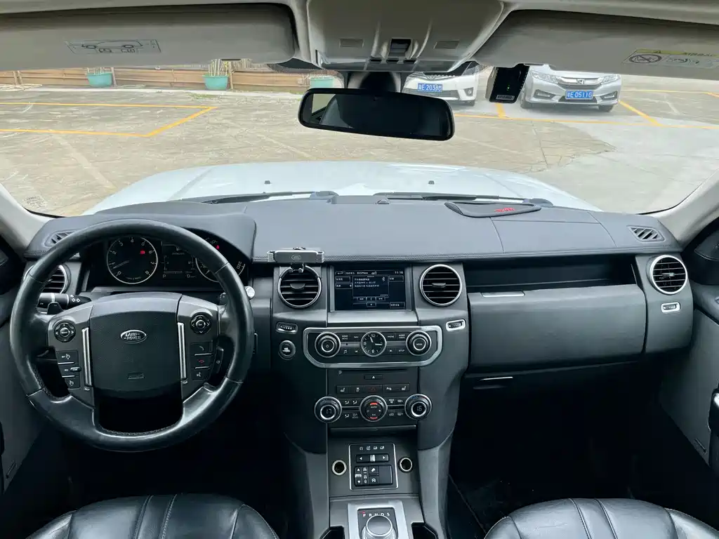 Land Rover Discovery 2015 — фото 8