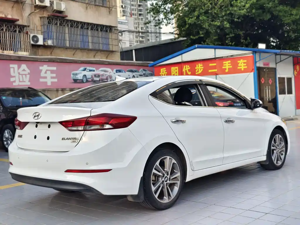 Hyundai Elantra 2017 — фото 20