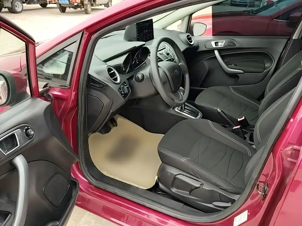 Ford Fiesta 2015 — фото 16