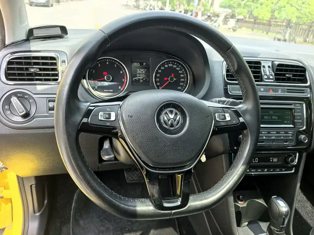 Volkswagen Polo 2015 — фото 16