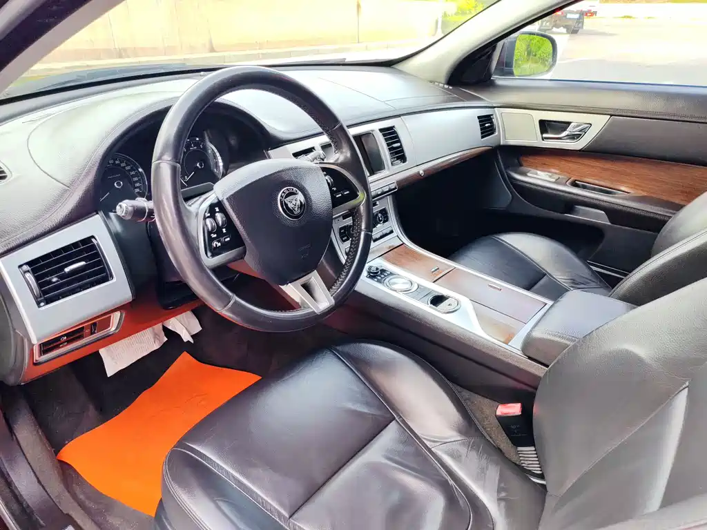 Jaguar XF 2015 — фото 11
