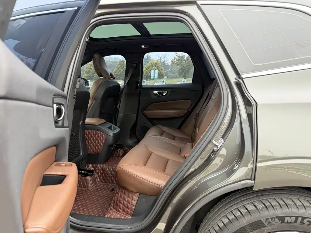 Volvo XC60 2021 — фото 18