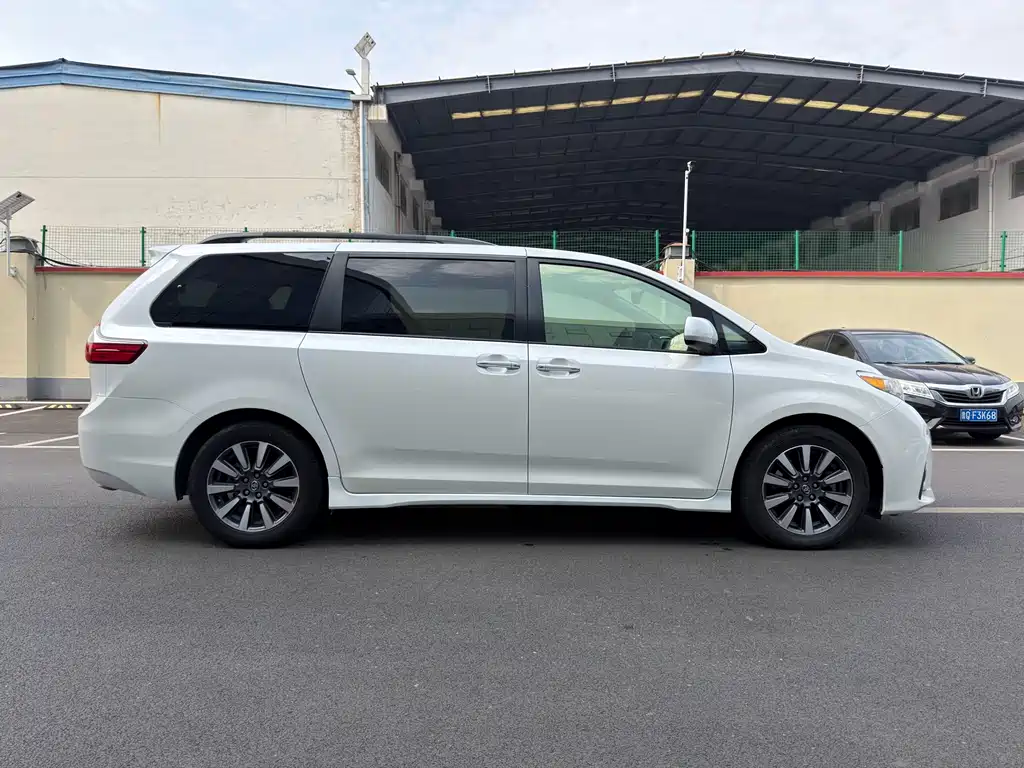Toyota Sienna 2019 — фото 12