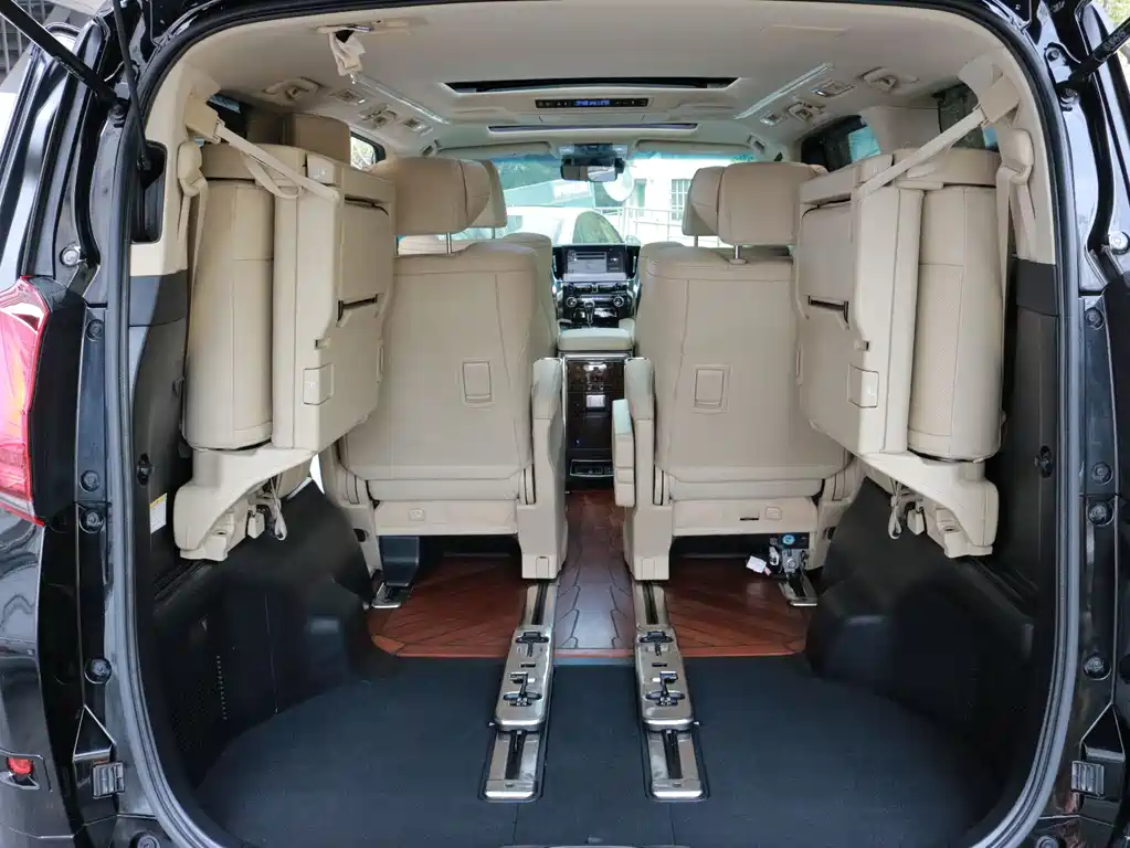 Toyota Alphard 2023 — фото 8