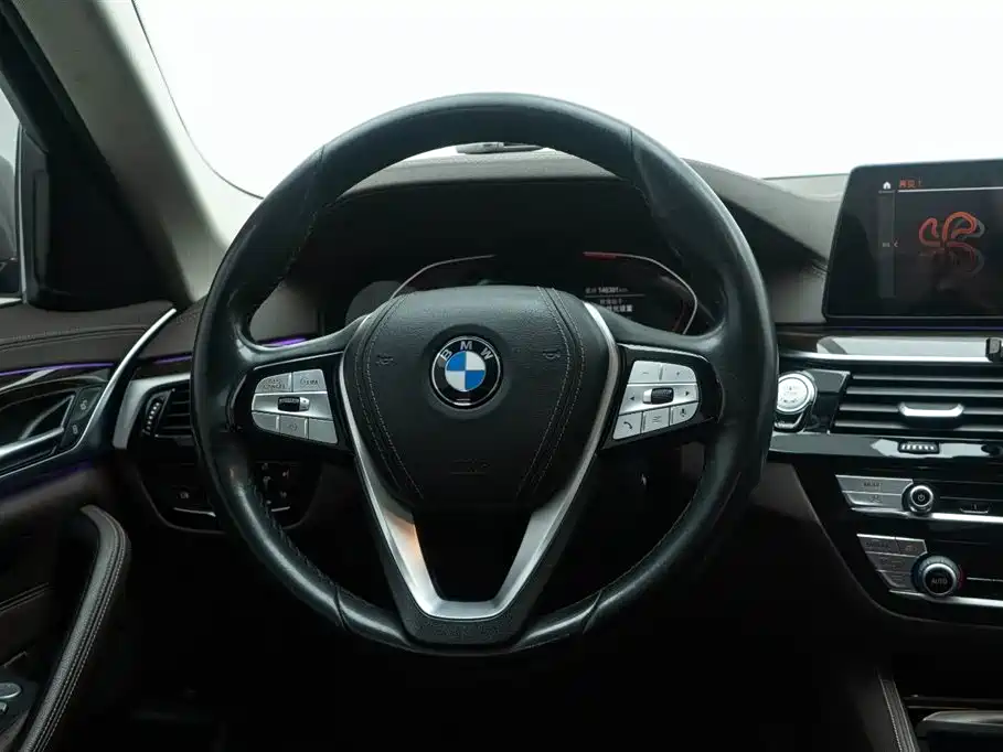 BMW 5 Series 2019 — фото 25