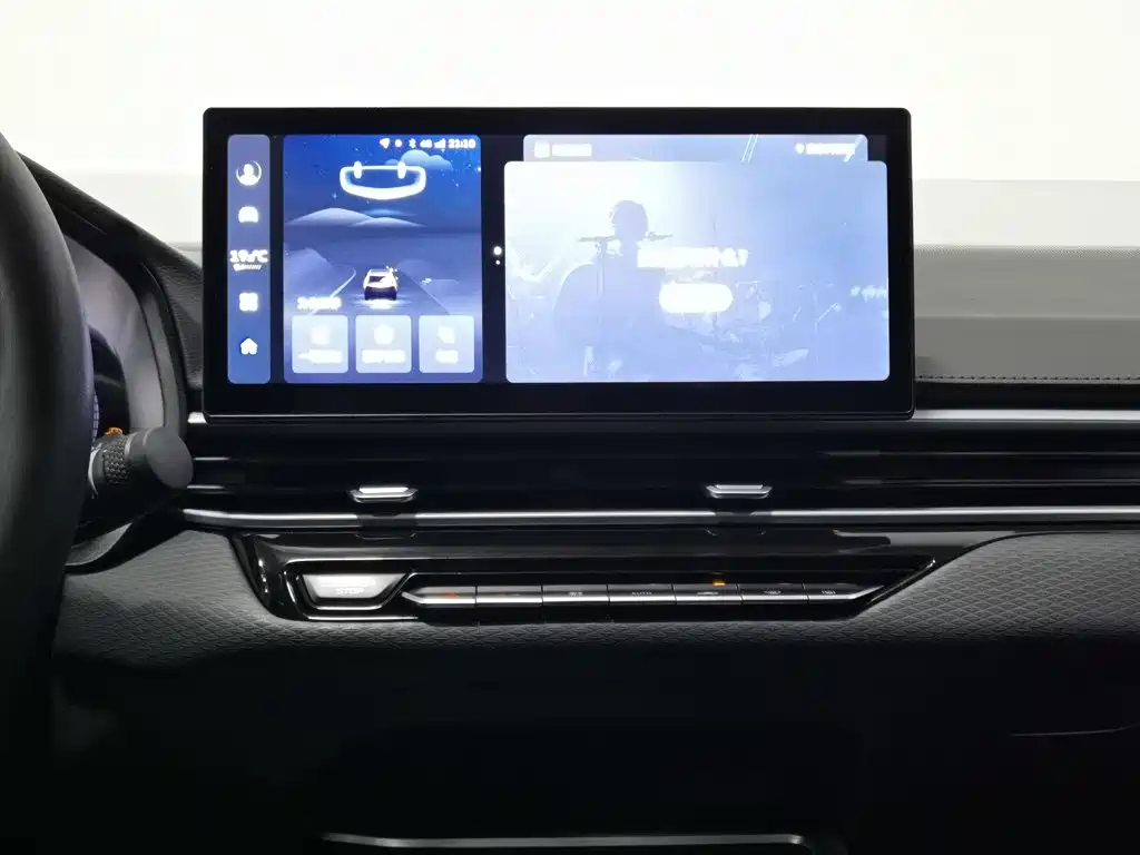 Geely Emgrand 2025 — фото 12