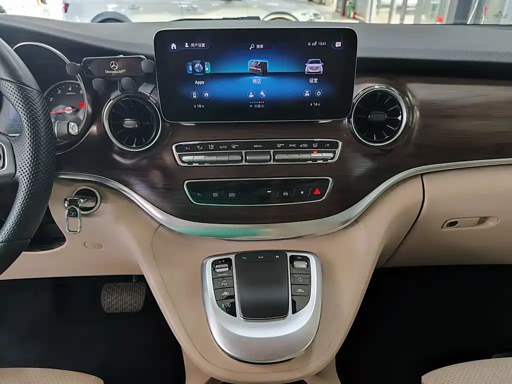 Mercedes-Benz V-Class 2023 — фото 10
