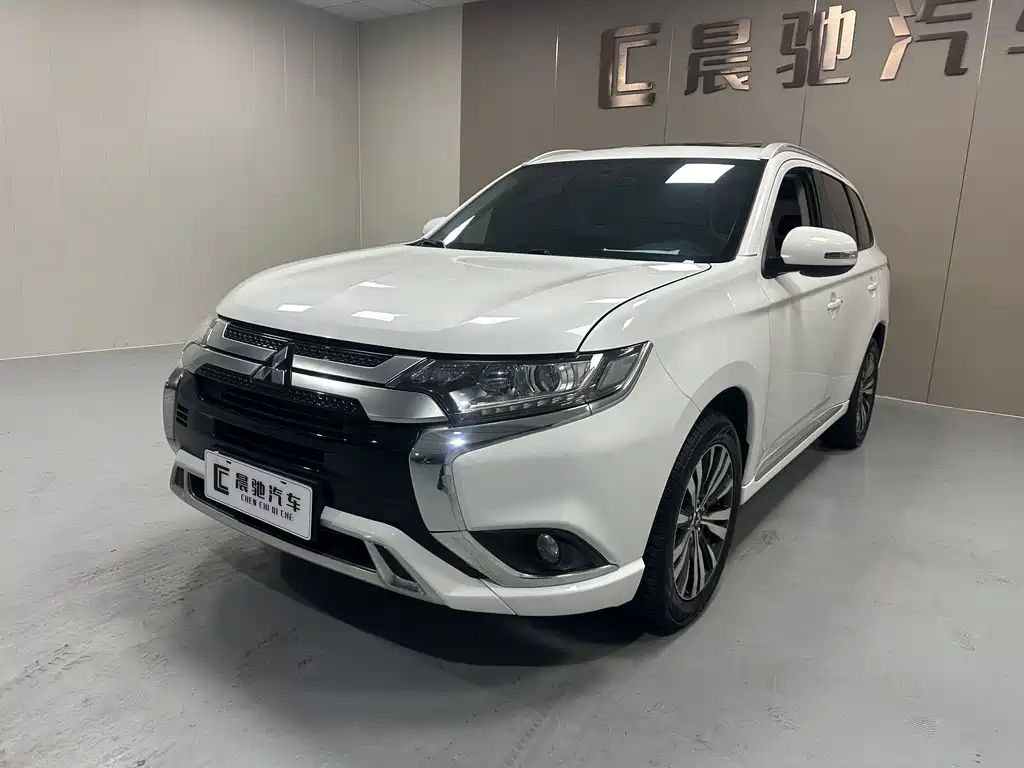 Mitsubishi Outlander 2021 — фото 1