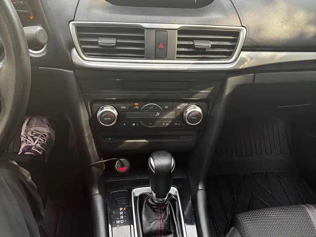Mazda 3 Axela 2017 — фото 12