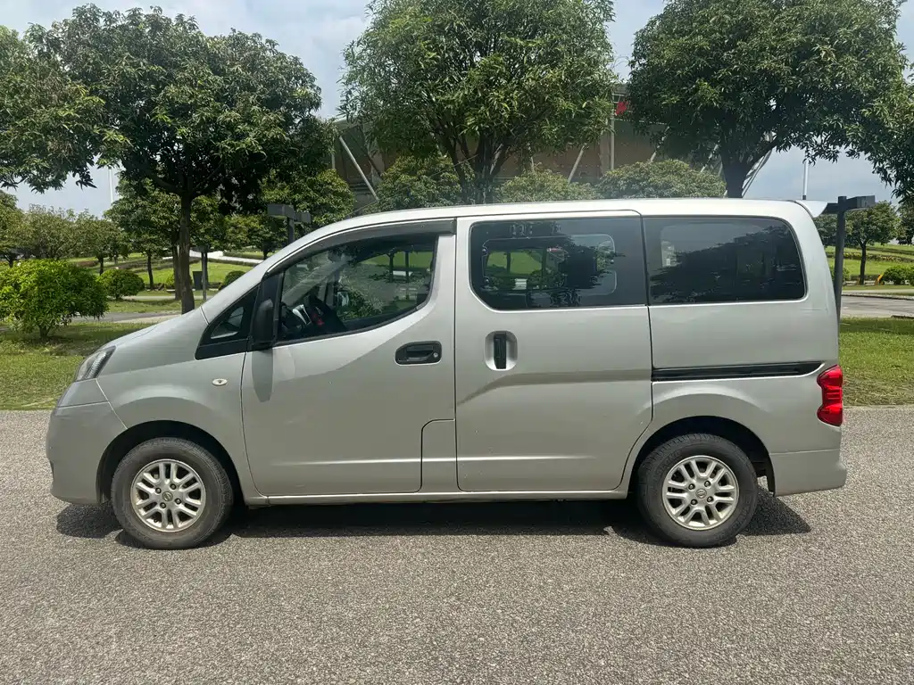 Nissan NV200 2011