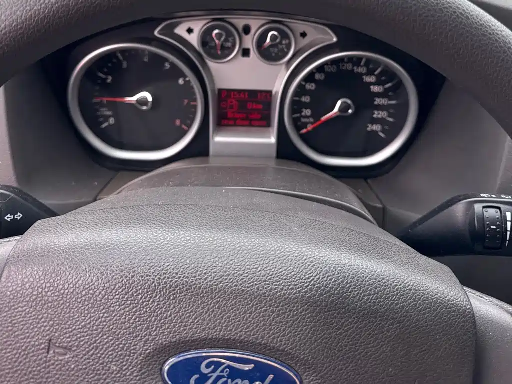 Ford Focus 2011 — фото 12