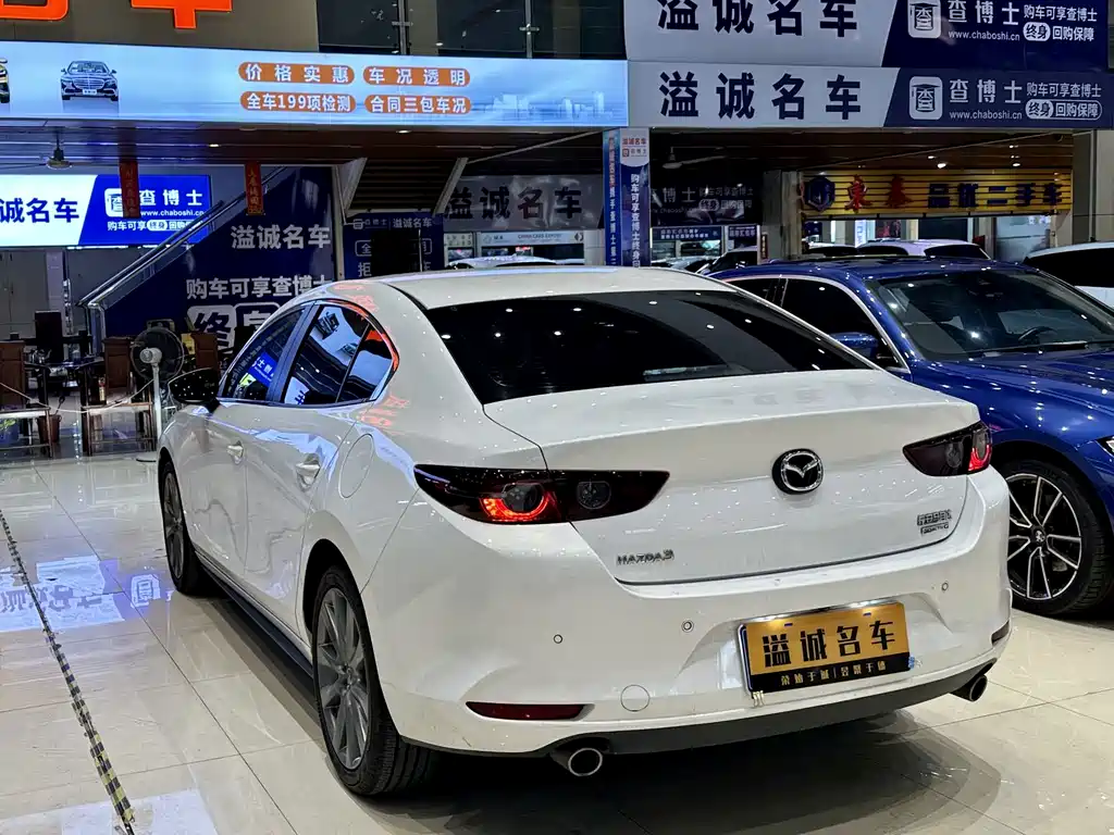 Mazda 3 Axela 2022 — фото 15