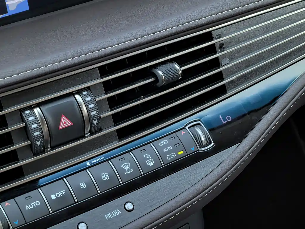 Lexus LS 2020 — фото 13
