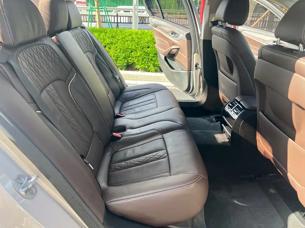 BMW 5 Series 2017 — фото 17