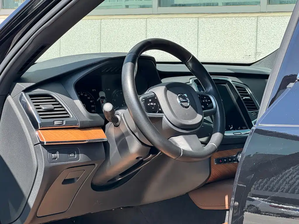 Volvo XC90 2022 — фото 13