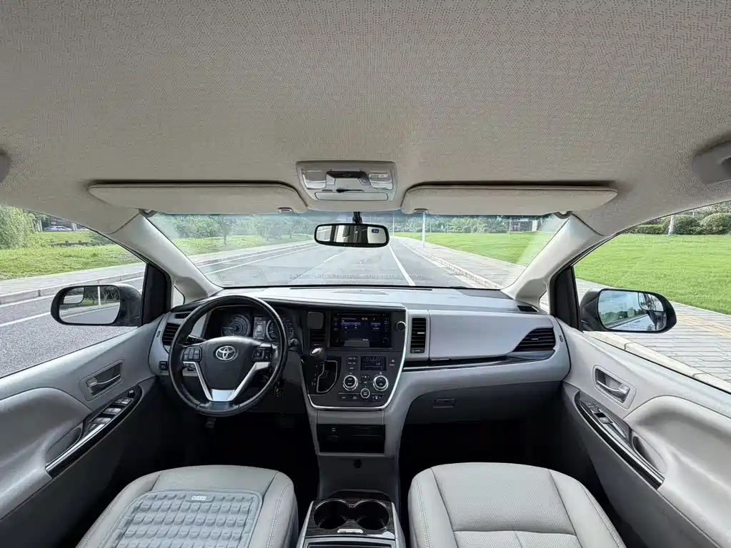 Toyota Sienna 2017 — фото 16