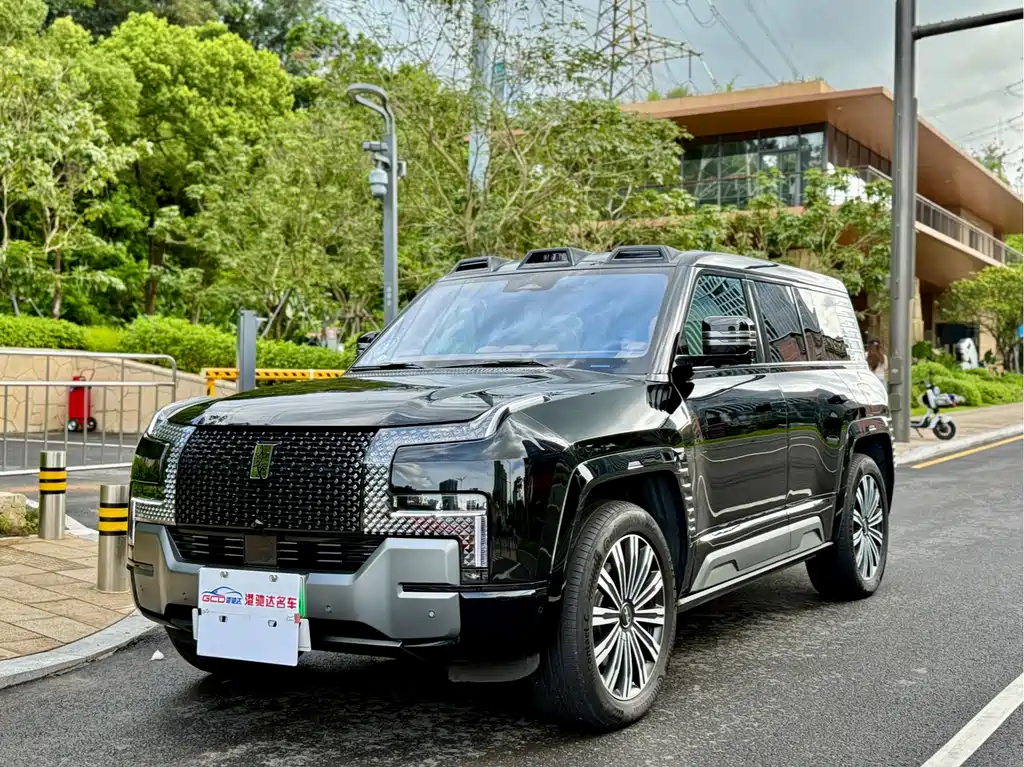 Yangwang U8 2024