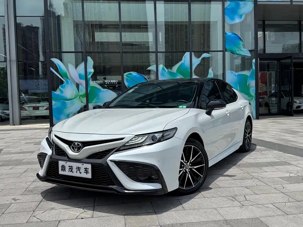 Toyota Camry 2023 — фото 1